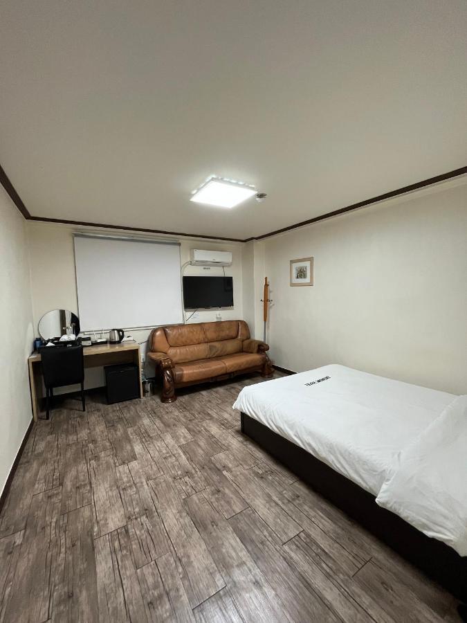 Ekonomy Hotel Мокпо Экстерьер фото
