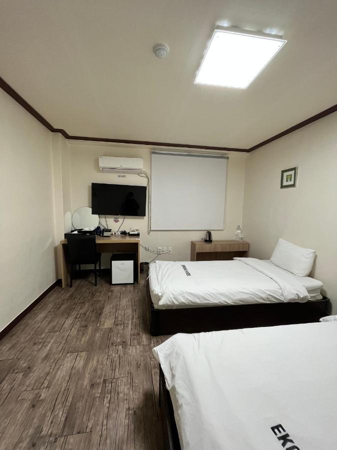 Ekonomy Hotel Мокпо Экстерьер фото
