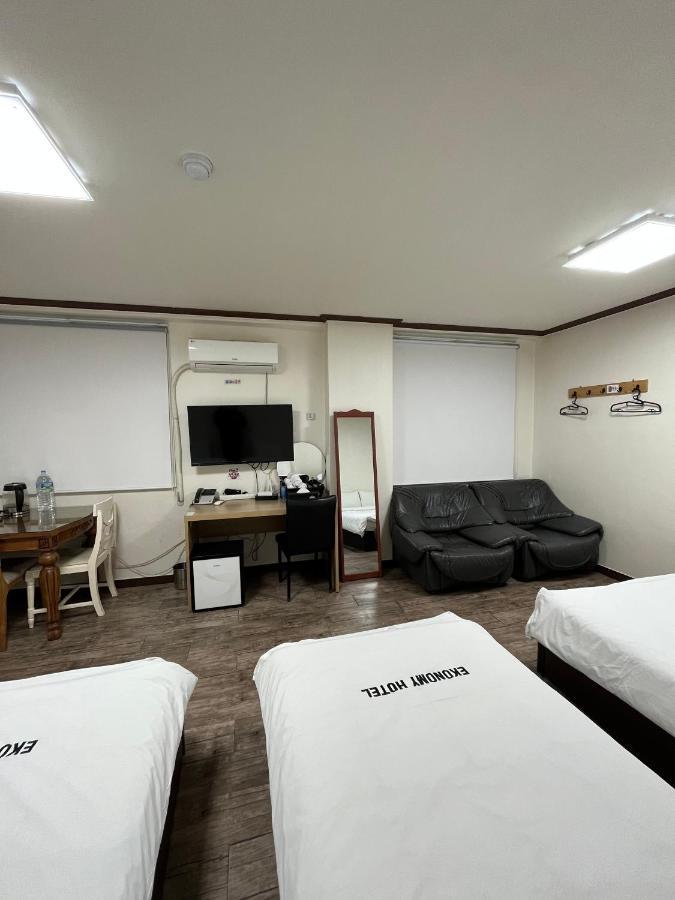 Ekonomy Hotel Мокпо Экстерьер фото