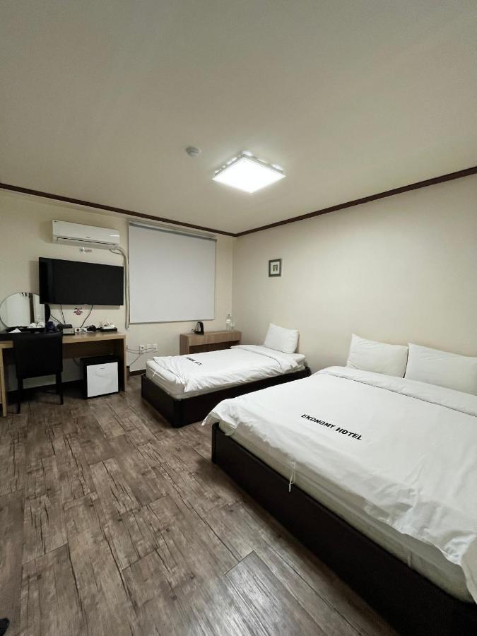 Ekonomy Hotel Мокпо Экстерьер фото