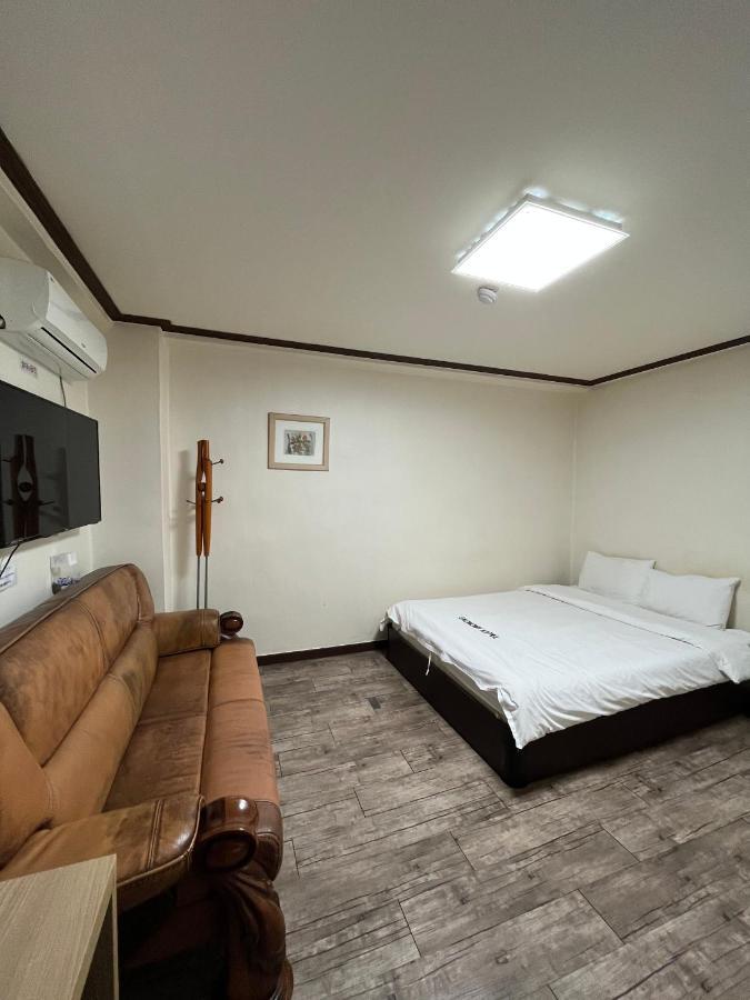 Ekonomy Hotel Мокпо Экстерьер фото